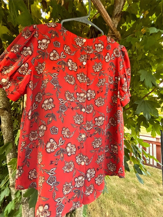 LOFT Tops - LOFT Dark Salmon Orange Floral Button-Back Blouse.